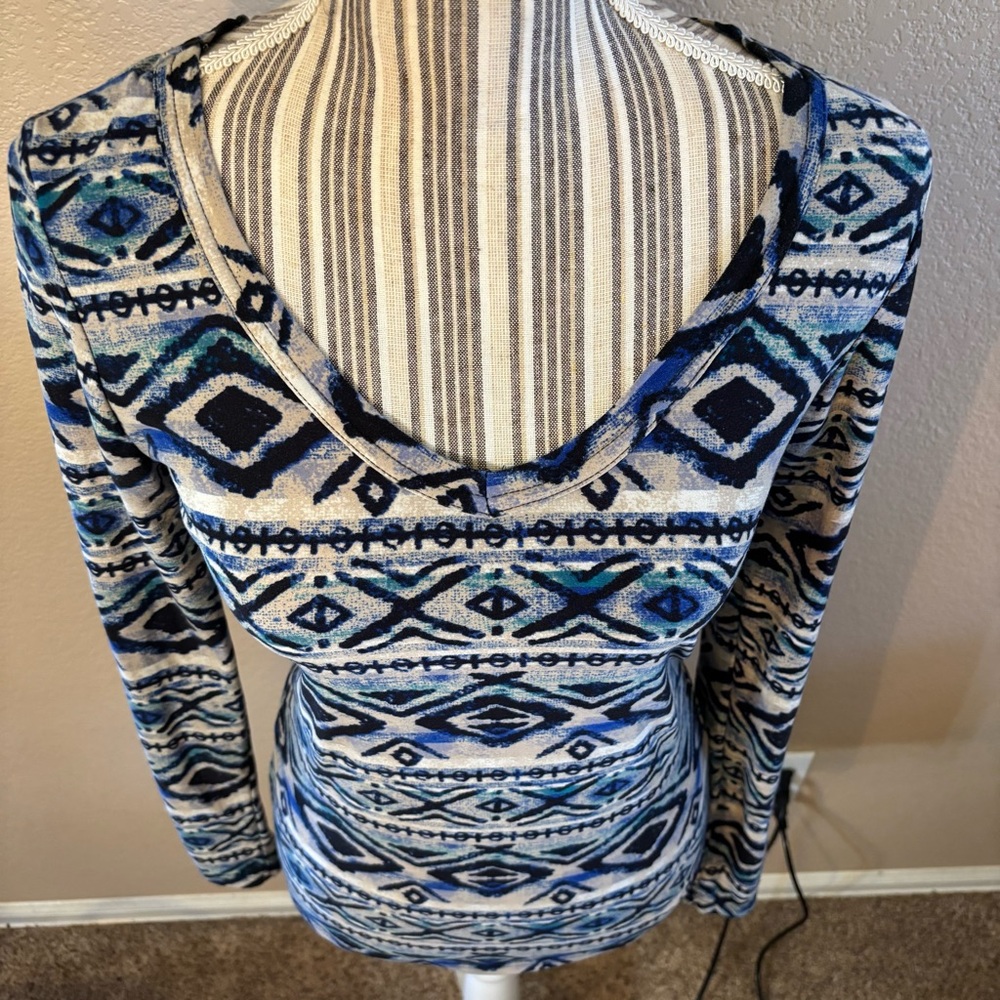 Rue21 Top Medium Geometric Blue Tan Cream Tribal Long Sleeve VNeck Soft Stretch - Picture 2 of 13
